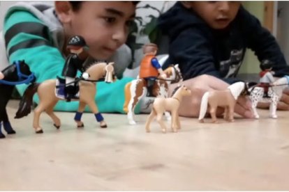 Desde figuritas de caballos, carruajes y personas de Playmobil o Lego hasta ‘construcciones’ caseras para revivir los Tres Tombs.