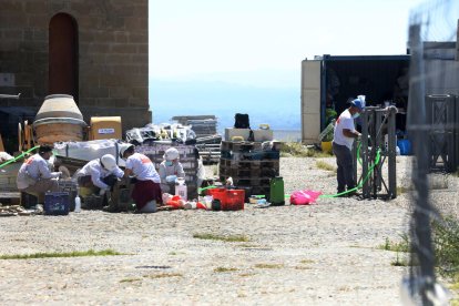 Las obras de restauración arrancaron ayer en el área de la Porta dels Apòstols y del campanario.
