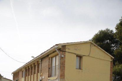 Jaume Estradé, Santi Borch, Jordi Estradé y Zacaries Sobrepere delante de la escuela.