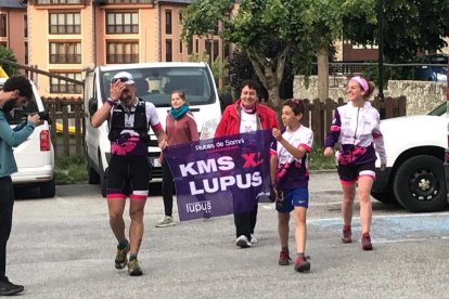 Pep Vega al passar pel costat de l’ermita de Sant Salvador (Alta Ribagorça) durant el recorregut.