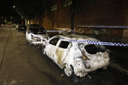 Els dos turismes calcinats a l’aparcament de l’avinguda Tarradellas, ahir a la nit.