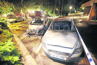 Els dos turismes calcinats a l’aparcament de l’avinguda Tarradellas, ahir a la nit.