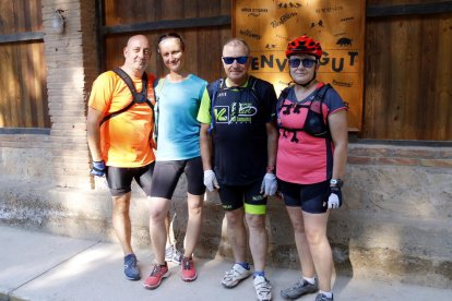 Tres joves del Baix Segre, ahir en bicicleta al costat d’Utxesa.