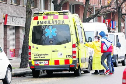 Un profesional sanitario ayuda a entrar en una ambulancia a un paciente ayer en Cappont.