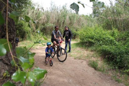 Una família amb bicicleta al Parc de la Mitjana de Lleida el mes de juny passat.