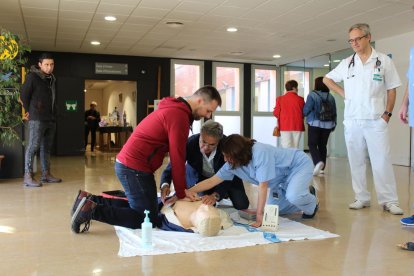 Un participant, aprenent a fer compressions toràciques ahir al vestíbul de l’Arnau.