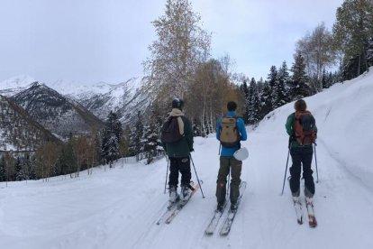 Miembros del Club d’Esquí de Bellver de Cerdanya entrenaron ayer en la estación de Lles.