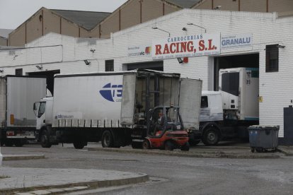 Operaris de la construcció, treballant ahir en un edifici a la ciutat de Lleida.