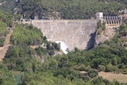 Personal especializado maniobrando en las lineas de alta tensión.