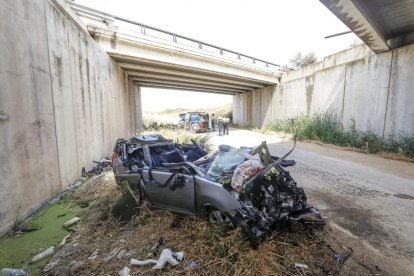El monovolumen, un Peugeot 5008, tras caer de un puente de unos cinco metros de altura.