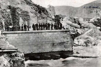 El sifón que lleva el agua a las primeras fincas del Segrià que fue construido sobre 1970 y que cruza por encima la carretera N-230 en Castillonroi.