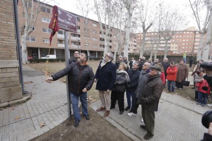 Foto de familia de los niños y las profesoras del taller, que se lleva a cabo en el local social del barrio.