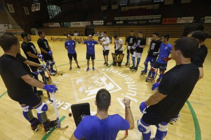 Jugadores y técnicos del Lleida Llista posaron en la primera jornada de trabajo del bicampón de Europa.