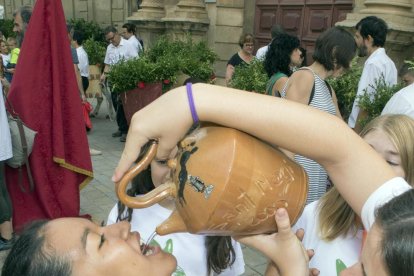 A Tàrrega (a l’esquerra), els actes van tenir lloc al parc de Sant Eloi i a Cervera (a la dreta) es van repartir 600 litres d’aigua.