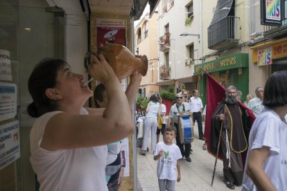 A Tàrrega (a l’esquerra), els actes van tenir lloc al parc de Sant Eloi i a Cervera (a la dreta) es van repartir 600 litres d’aigua.