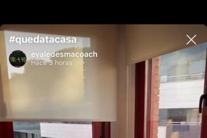 Soraya Martés durant la seua classe de ioga online.