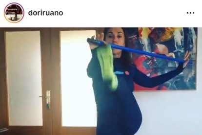 Soraya Martés durant la seua classe de ioga online.