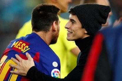 Sergio Ramos, que ja és el futbolista amb més clàssics de la història, arrabassa la pilota a un desafortunat Luis Suárez.