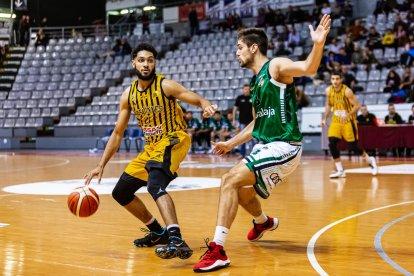 Lobaco lanza a canasta ante varios jugadores del Albacete.