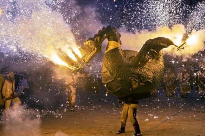 El Garot de L’Arboç, único elemento del bestiario que no era de fuego, abrió el pasacalles desde la plaza Major.