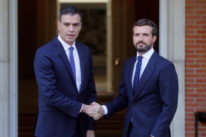 El cap de l’Executiu central en funcions, Pedro Sánchez, ahir, amb el líder de Podem, Pablo Iglesias.