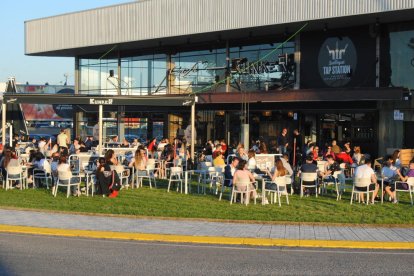 Un grupo de vecinos de Maldà, ayer ante unas tazas de café en la terraza del bar Centro de Maldà