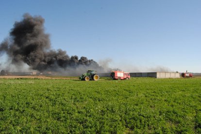Imatge de la columna de fum que sortia de l’incendi d’una nau, ahir, a Fondarella.
