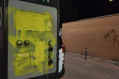 Un altre parquímetre amb cola a les ranures per pagar.