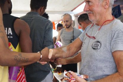El alcalde de la ciudad italiana de Lampedusa, Salvatore Martello, durante la visita que hizo ayer al barco Open Arms.