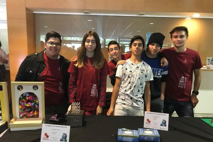 Este péndulo que hace dibujos de arena con sus movimientos generó expectación.