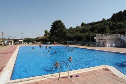 Bañistas ayer por la tarde en las piscinas municipales de Seròs.