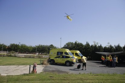 El helicóptero del SEM se dispone a aterrizar en el parque de Bomberos de Lleida, ayer.