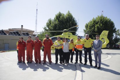 El helicóptero del SEM se dispone a aterrizar en el parque de Bomberos de Lleida, ayer.