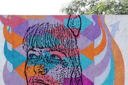 amistats. Llukuter se sent còmode pintant la gent del seu entorn. En aquest grafiti va fer un retrat de la també artista Cristina de Juan.