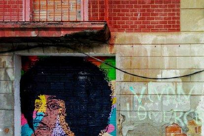 amistats. Llukuter se sent còmode pintant la gent del seu entorn. En aquest grafiti va fer un retrat de la també artista Cristina de Juan.