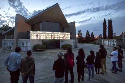 Un moment de la visita dels representants de Paeria i Memòria Democràtica al cementiri de Lleida.
