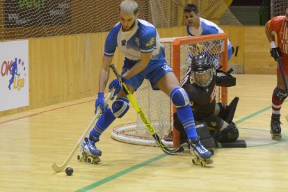 Joan Cañellas, que ahir va ser el màxim golejador de l’equip amb dos gols de vital importància, en celebra un amb els companys.
