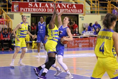 La jugadora del Cadí Irati Etxarri defensa davant la base del Perfumerías Avenida, María Asurmendi.