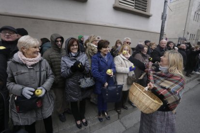 La primera de las carrozas dando ayer una de sus vueltas en la Creu dels Tres Tombs durante el desfile.