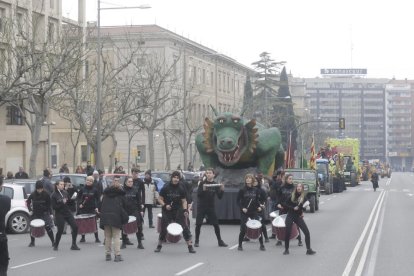 La primera de las carrozas dando ayer una de sus vueltas en la Creu dels Tres Tombs durante el desfile.