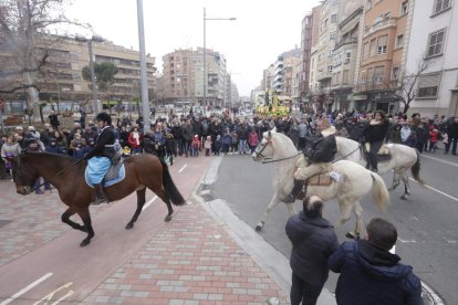 La primera de las carrozas dando ayer una de sus vueltas en la Creu dels Tres Tombs durante el desfile.