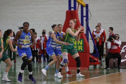 L’exurgellenca Tània Pérez, una de les destacades del duel, defensada per Mehryn Kraker.