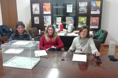 Iu Escolà, en el momento en que emitió su voto en la segunda convocatoria de elecciones en Àreu.