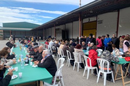 La Fira de l’Oli Verd de Maials vendió más de trece mil litros de aceite y la Mostra de Les Borges (arriba a la derecha), 2.500. Almenar (abajo) clausuró Fira Tast.