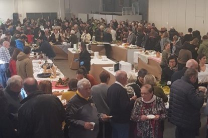 La Fira de l’Oli Verd de Maials vendió más de trece mil litros de aceite y la Mostra de Les Borges (arriba a la derecha), 2.500. Almenar (abajo) clausuró Fira Tast.