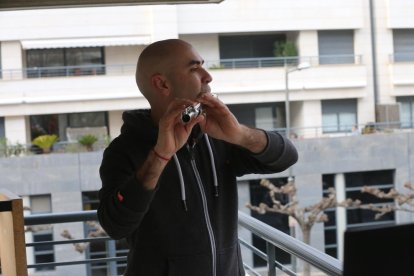 Claudia Ruano, una de las participantes, y el director Josep Lluís Boix, quien no dudó en dar ejemplo con su flauta travesera.