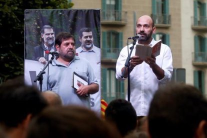 Cientos de personas portaban pancartas que llamaban a la “absolución” y a la “unidad”.
