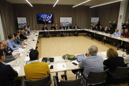 Usuaris del tren de Manresa ahir a l’estació de Tàrrega.