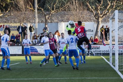 Dos jugadors es disputen el control de la pilota durant una acció del partit.
