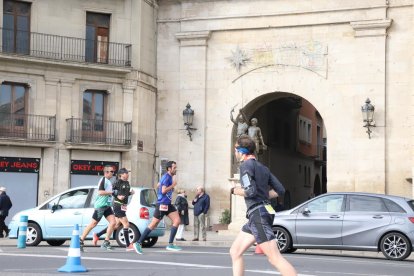 Alguns atletes durant el pas de la Mitja Marató pel pont Vell.